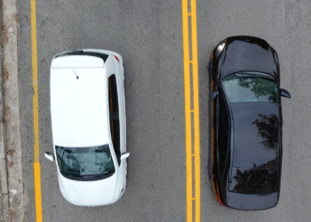 Começou a valer a mudança viária na rua Adib Auada. Via agora é mão dupla