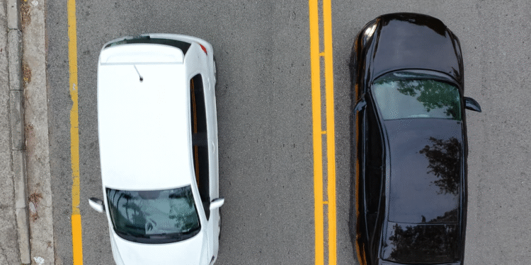 Começou a valer a mudança viária na rua Adib Auada. Via agora é mão dupla