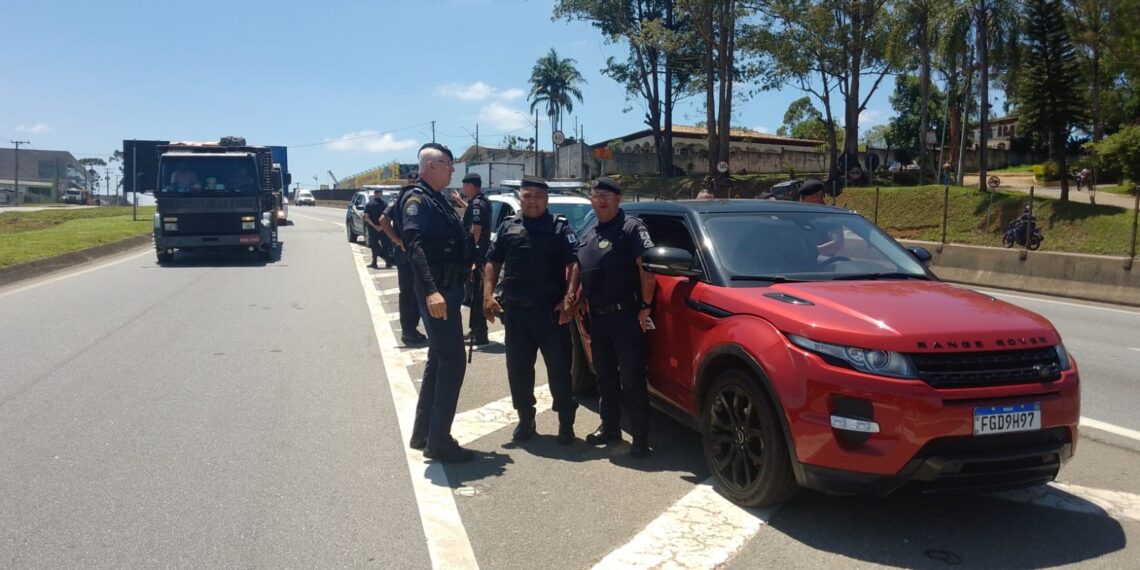 Smart Cotia recupera carro roubado há dois anos e prende motorista