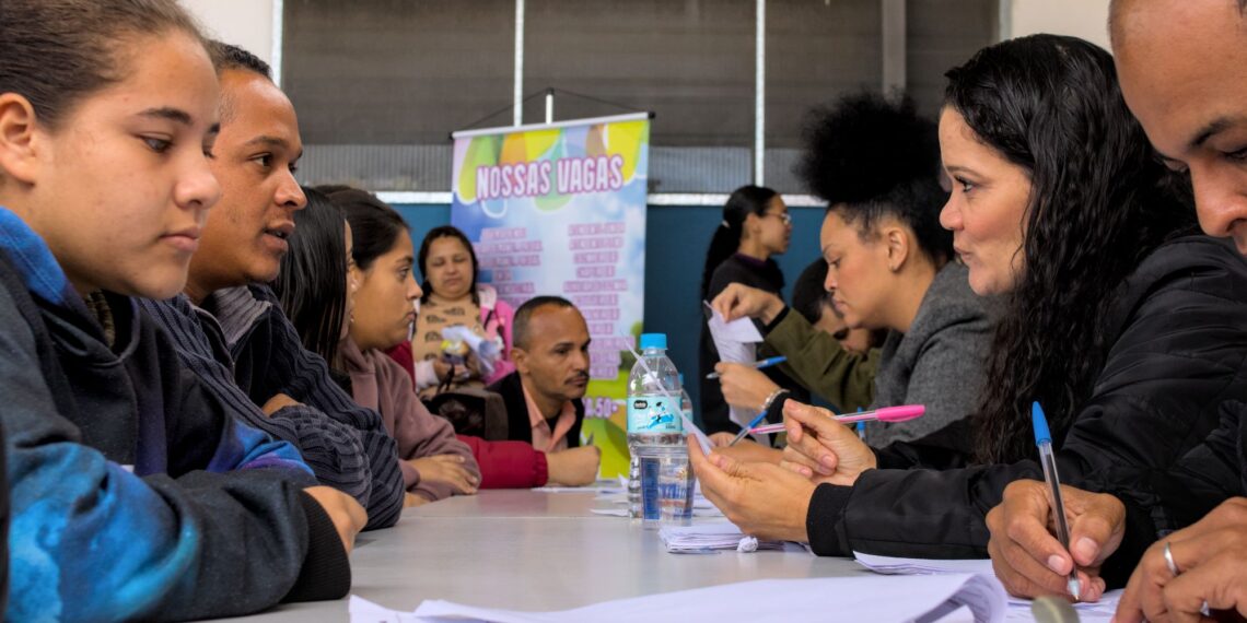 Cotia fecha 2025 no Top 10 das cidades que mais geraram emprego na Região Metropolitana de SP