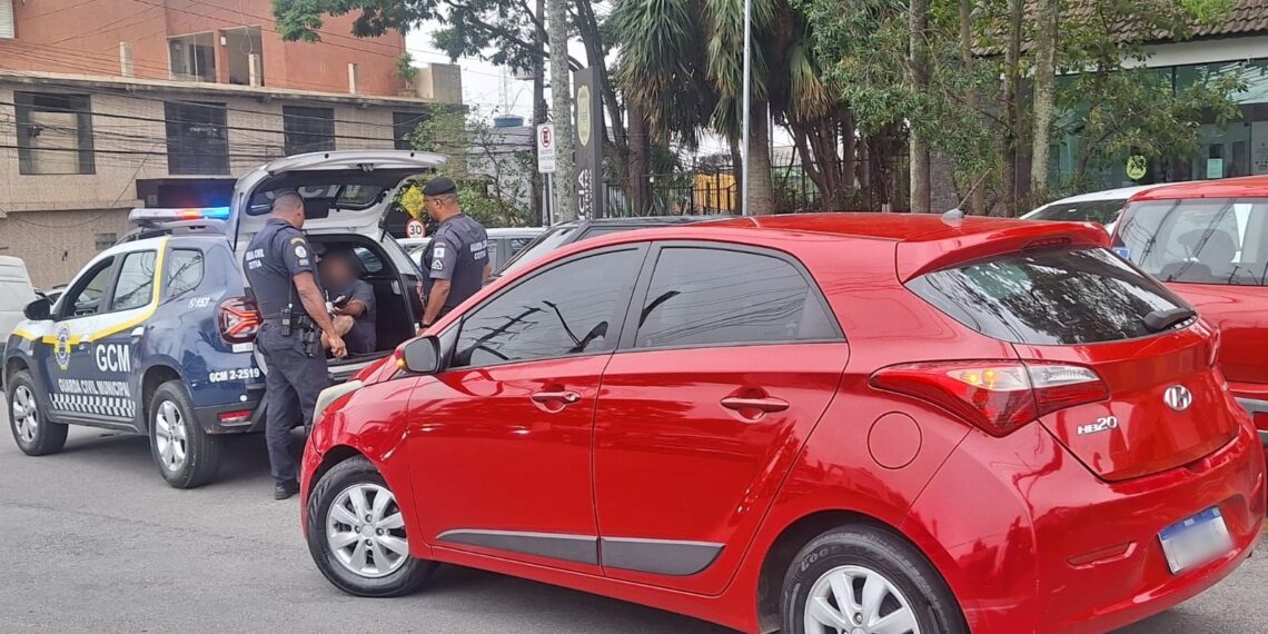 Homem é preso ao passar com carro clonado em totem de monitoramento