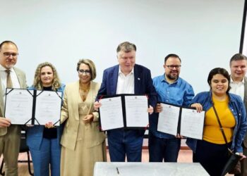 Cotia firma convênio com o Estado e garante programas Meu Emprego Inclusivo, Todas em Rede e Centro TEA