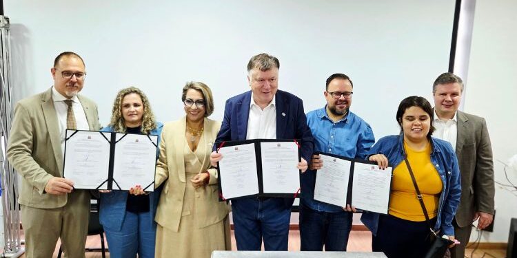 Cotia firma convênio com o Estado e garante programas Meu Emprego Inclusivo, Todas em Rede e Centro TEA