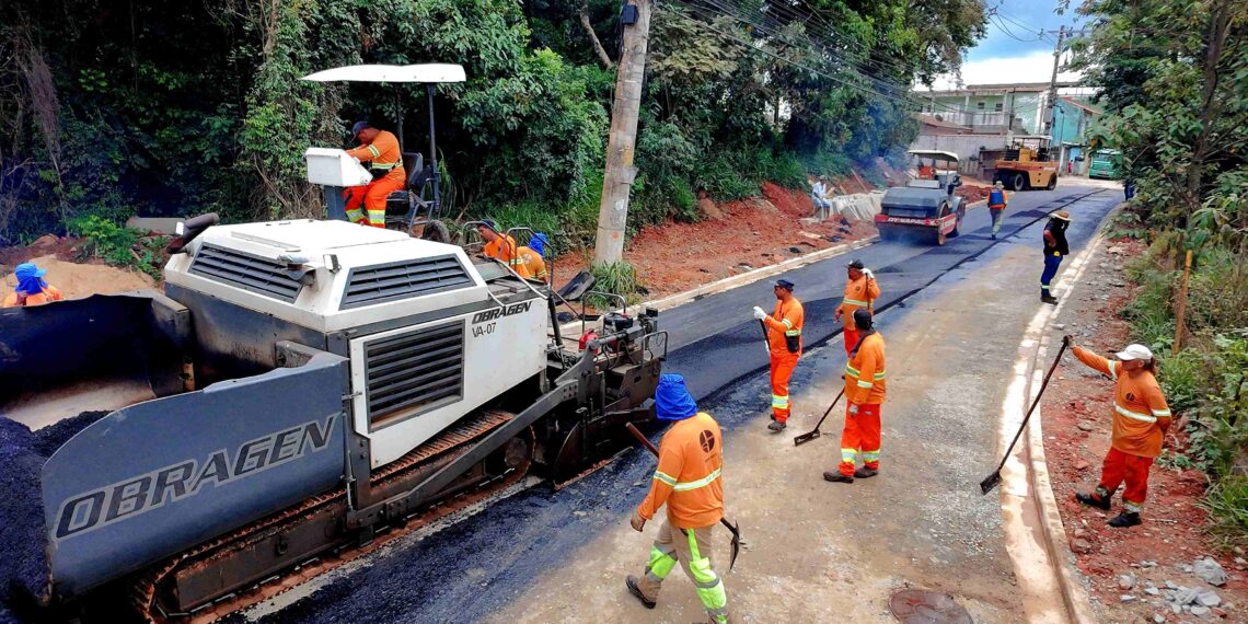 Ruas do Jardim Pastoreio, em Caucaia do Alto, recebem obras de asfalto e infraestrutura