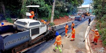 Ruas do Jardim Pastoreio, em Caucaia do Alto, recebem obras de asfalto e infraestrutura