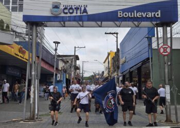 Recrutas da GCM marcham pelas ruas de Cotia e despertam curiosidade da população