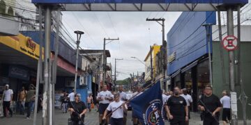 Recrutas da GCM marcham pelas ruas de Cotia e despertam curiosidade da população