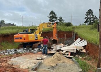 Prefeitura cumpre decisão judicial em loteamento clandestino no Caputera