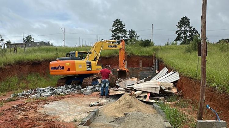 Prefeitura cumpre decisão judicial em loteamento clandestino no Caputera