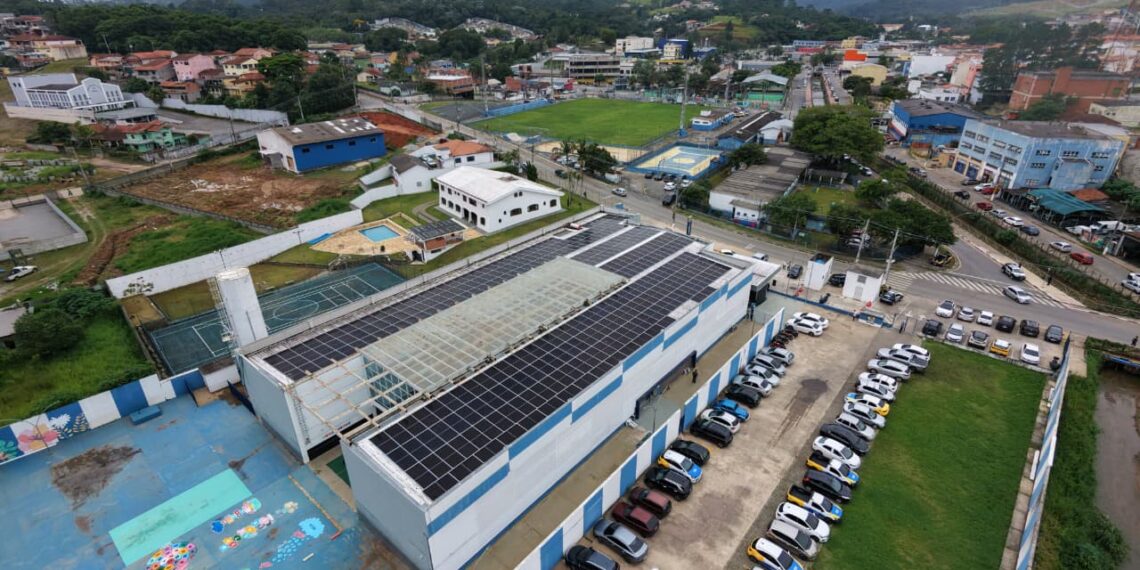Prefeitura inaugura usina solar e vai economizar R$ 4 milhões dos cofres públicos