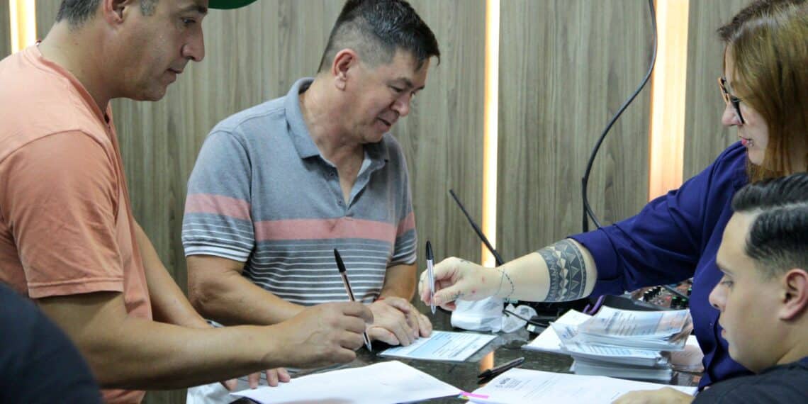 Feirantes recebem alvarás e reforçam tradição das feiras livres em Cotia