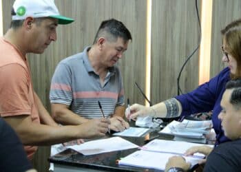 Feirantes recebem alvarás e reforçam tradição das feiras livres em Cotia