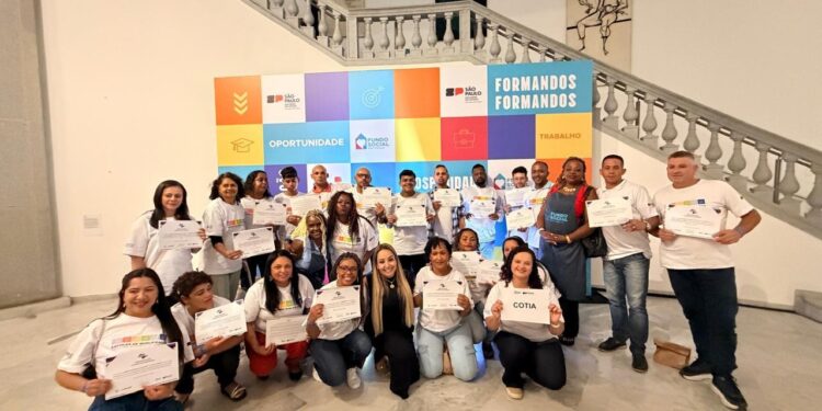 Alunos de Cotia recebem certificados de capacitação profissional no Palácio dos Bandeirantes