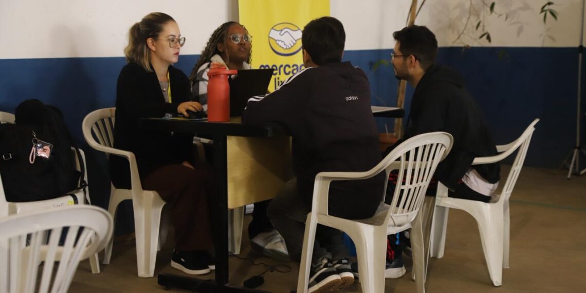 Em busca de trabalho, 251 pessoas participam da Quarta do Emprego em Caucaia do Alto