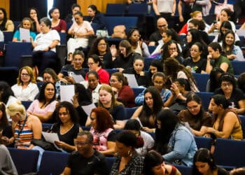 Inclusão na prática: auxiliares de classe participam de capacitação para atuação com alunos com deficiência