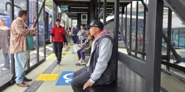 Um novo jeito de esperar o ônibus: Cotia inaugura Ponto Humanizado Inclusivo no Centro 