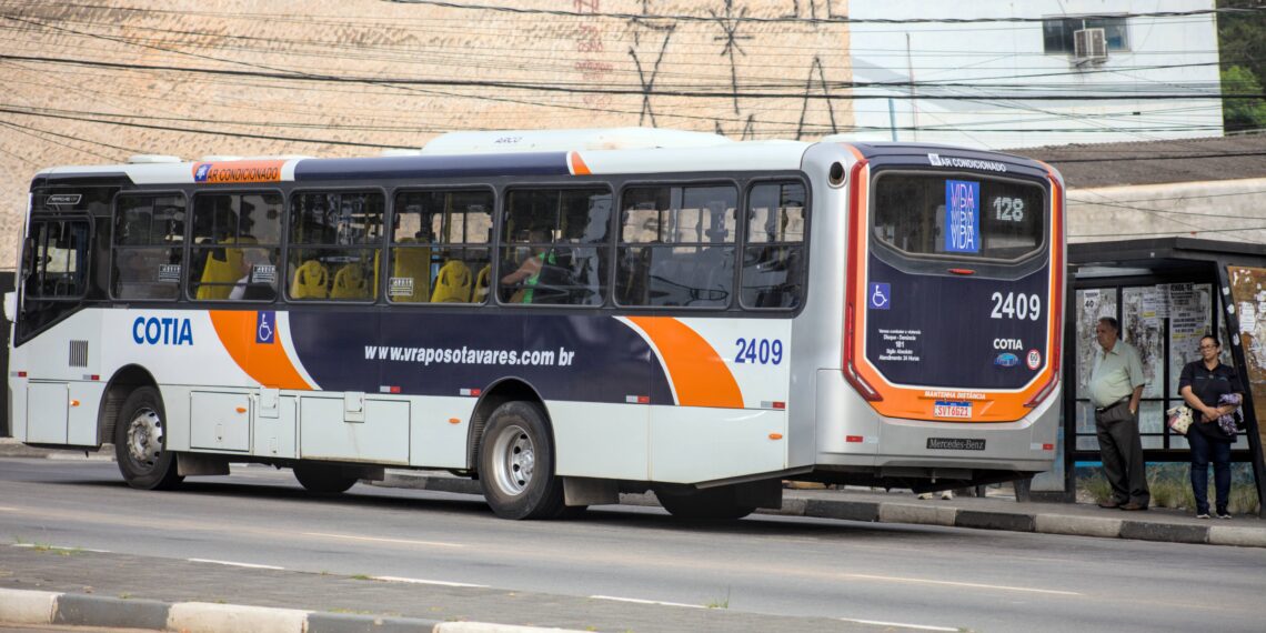 Prefeitura de Cotia notifica empresa de ônibus por cobrança indevida de tarifa