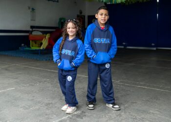 Uniformes escolares começam a ser entregues para alunos da rede municipal de Cotia