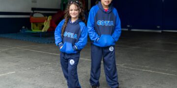 Uniformes escolares começam a ser entregues para alunos da rede municipal de Cotia