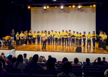 Mais de mil pessoas prestigiam a primeira edição do Canta Cotia no Teatro Municipal
