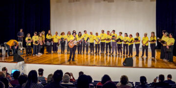Mais de mil pessoas prestigiam a primeira edição do Canta Cotia no Teatro Municipal