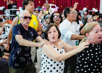 Baile da pessoa idosa em dose dupla neste fim de semana