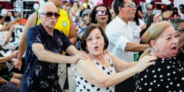 Baile da pessoa idosa em dose dupla neste fim de semana
