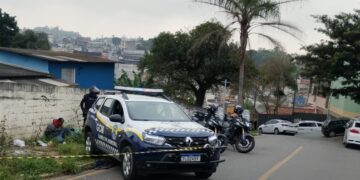 Equipe de moto ROMUCAM da GCM de Cotia detém dois indivíduos após roubo de alianças