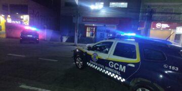 Câmeras do Smart Cotia ajudam GCM a prender dupla por furto de cabos em agência bancária