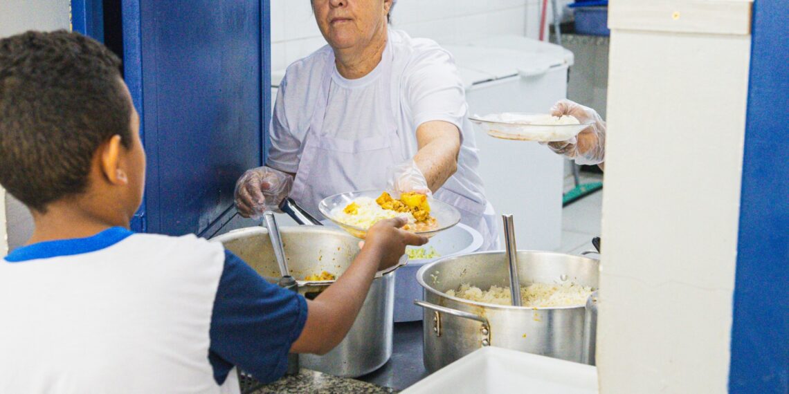 Comida de verdade: Prefeitura de Cotia serve mais de 64 mil refeições por dia nas escolas municipais