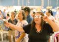Baile 60+ terá música, dança e máscaras nesta sexta-feira (23) em Cotia