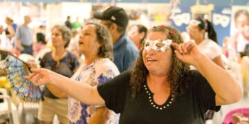 Baile 60+ terá música, dança e máscaras nesta sexta-feira (23) em Cotia