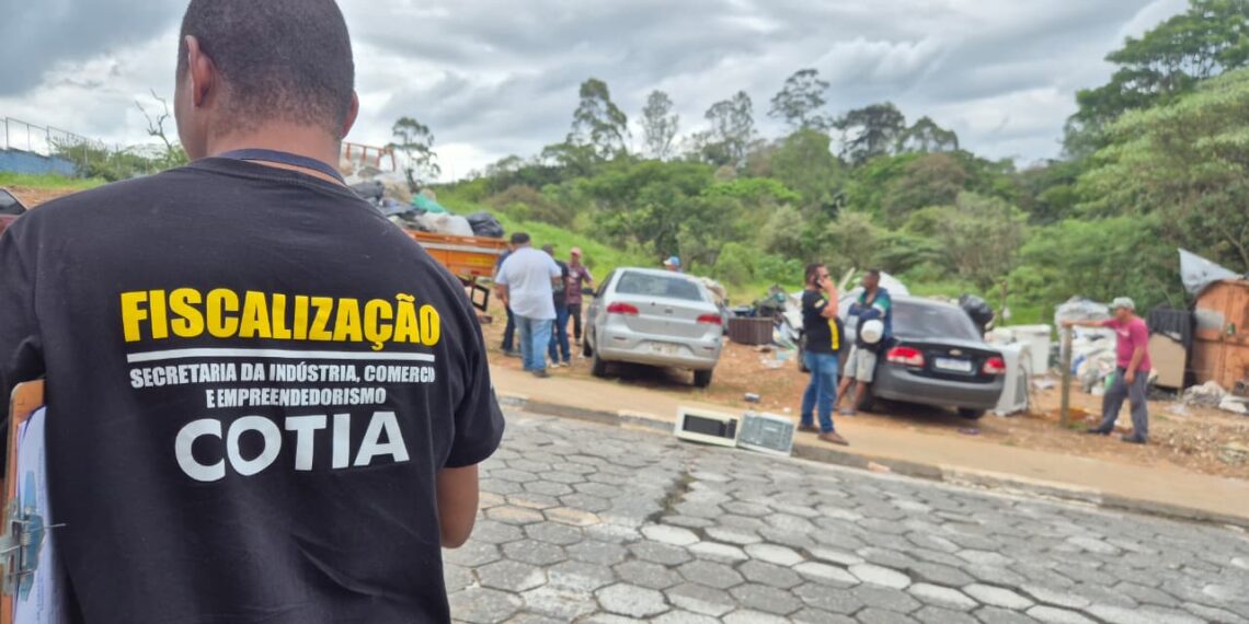 Prefeitura interdita ferro-velho clandestino em ocupação irregular no Jardim Arco-Íris