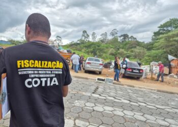 Prefeitura interdita ferro-velho clandestino em ocupação irregular no Jardim Arco-Íris