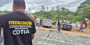 Prefeitura interdita ferro-velho clandestino em ocupação irregular no Jardim Arco-Íris