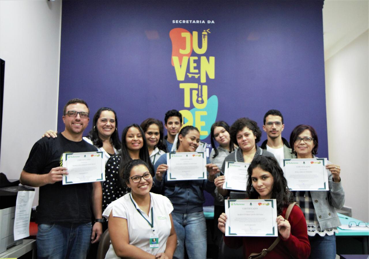 Prefeitura entrega certificados aos participantes de workshop sobre entrevista assertiva