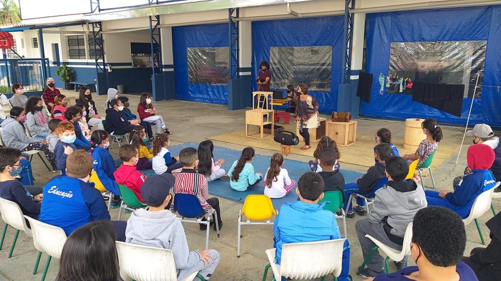 Teatro “Rosa em Casa” encanta alunos da E.M Campininha com técnicas circenses