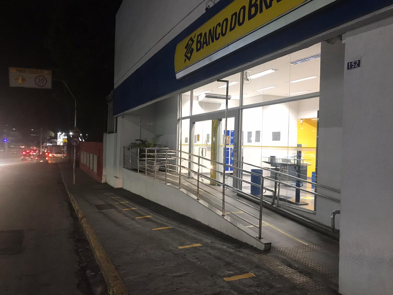 Settrans sinaliza calçadas para que as pessoas mantenham distância nas filas de agências bancárias