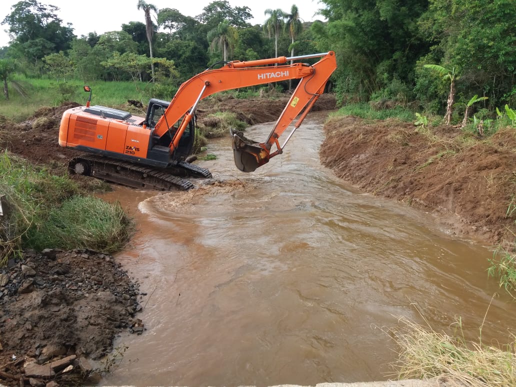 Prefeitura conserta cabeceira de ponte e faz desassoreamento no bairro da Campininha