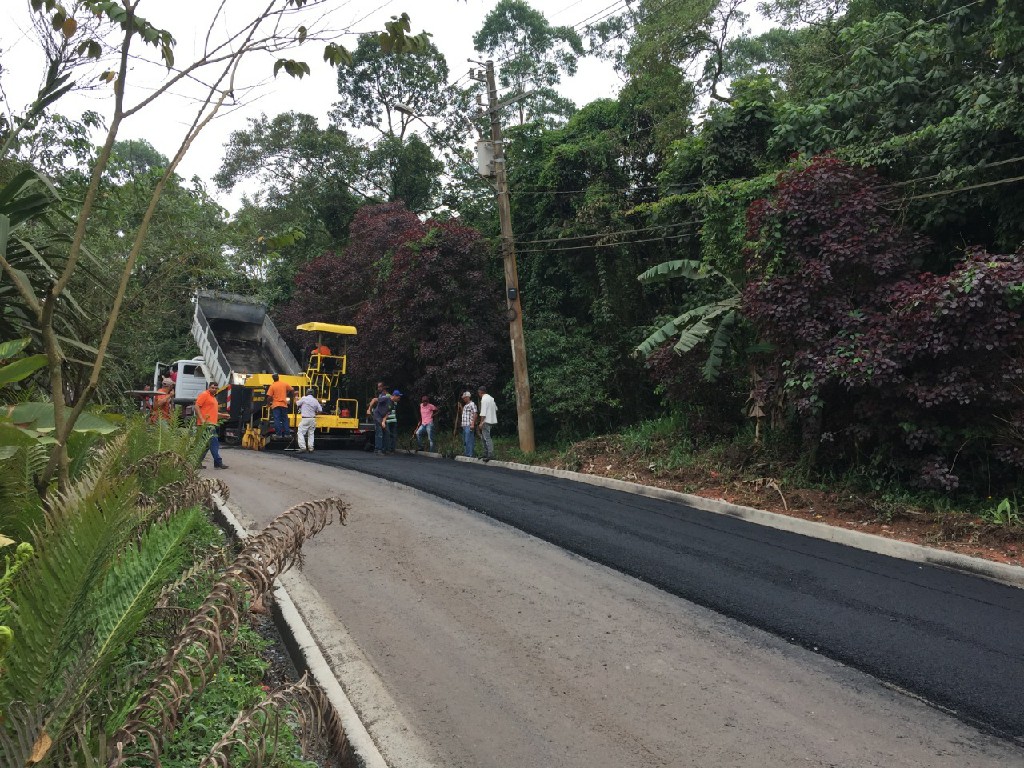 Prefeitura inicia a pavimentação da rua dos Mognos, no Recanto Verde