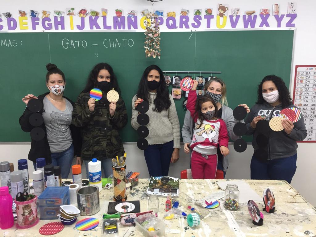 Crianças, jovens e adultos participam de oficina de artesanato